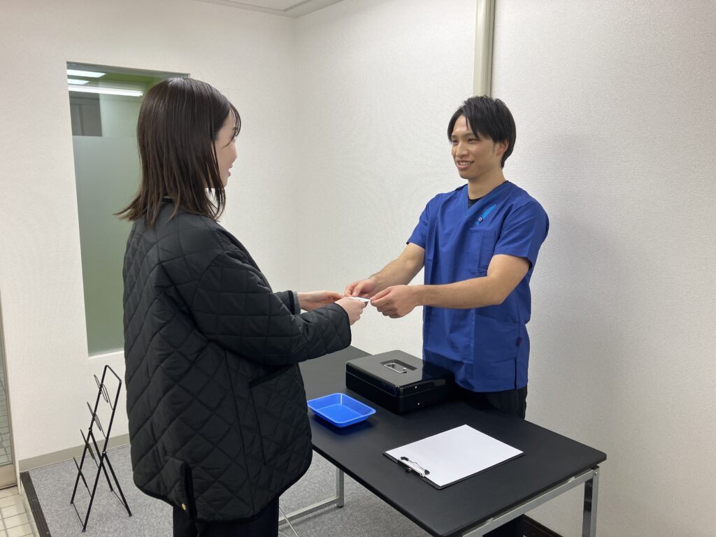 エスポワ整体院院長が笑顔で患者様と話しているところ