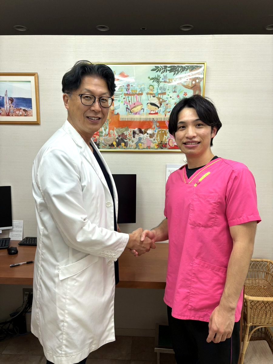 エスポワ整体院 小林勇平院長と、技術指導を受けた整形外科医の2ショット
