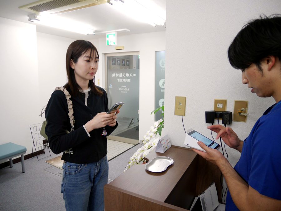 キャッシュレス対応のお会計の様子
