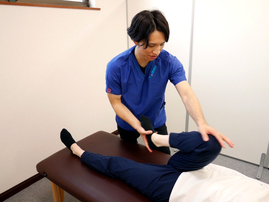 脚の動きを確かめる検査・施術の様子